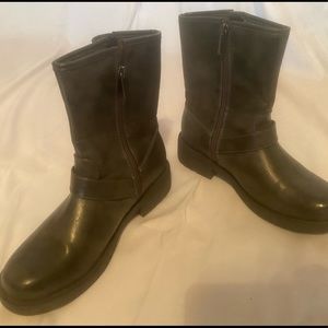 Cute boots in great condition! super cute to wear with leggings!